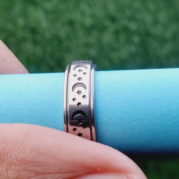 "5MM Stainless Steel Unisex Spinner Ring, AAAQL1018 - Picture 4 of 11